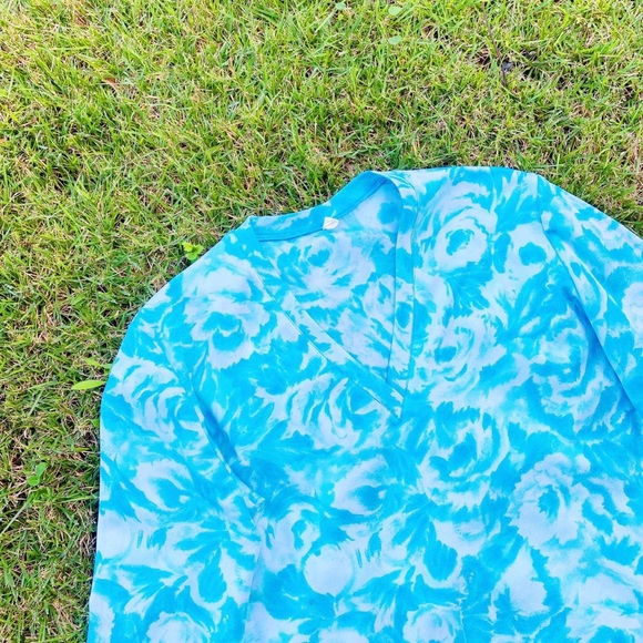 💖 SOLD 💖 Vintage Bright Blue Roses Floral Long Sleeve Top Shirt - Picture 2 of 4